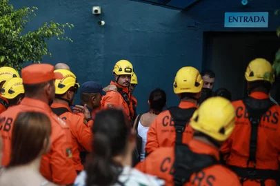 Porto Alegre, RS, Brasil, 27-01-2025:Cortejo aos bombeiros que perderam a vida em acidente na Rota do Sol.  Foto: Renan Mattos / Agência RBS<!-- NICAID(15962722) -->