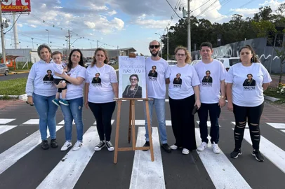 Protesto familiares idosa Carmem Ambrozio, morta atropelada em Canoas . Foto: Jean Peixoto / Agencia RBS<!-- NICAID(15889640) -->
