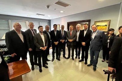 Representantes da Câmara de Indústria, Comércio e Serviços (CIC) de Caxias do Sul encontram com ministro do Porto e Aeroporto, Silvio Costa Filho, em evento de assinatura do Porto Meridional de Arroio do Sal, realizado nesta sexta-feira (18) em Porto Alegre. <!-- NICAID(15893729) -->