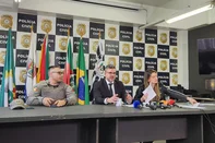 Em coletiva à imprensa na manhã desta quarta-feira (23), a Polícia Civil detalhou o que se sabe até o momento sobre o caso de uma jovem, de 18 anos, o filho dela de dois meses e um adolescente assassinados em Esteio, na Região Metropolitana. Na foto, Major Leandro Bastos da Silveira, Delegado regional Cristiano Reschke e Delegada Marcela Smolenaars.<!-- NICAID(16086007) -->