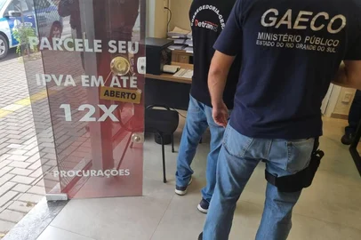 O Ministério Público realizou, na manhã desta quinta-feira (13), uma operação contra o comércio ilegal de multas aplicadas no Rio Grande do Sul. Os alvos são escritórios de recurso de infrações localizados em Sapiranga, São Leopoldo, Viamão e Pelotas.<!-- NICAID(15994731) -->
