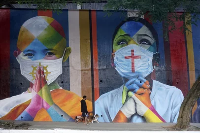 Eduardo Kobra lança 'Memorial da Fé: por todas as vítimas do Covid-19'SP - CORONAVÍRUS/MURAL/KOBRA/ONTEM - GERAL - Vista de ontem (11) do mural criado pelo artista Eduardo Kobra intitulado "Coexistência ?   Memorial da fé e por todas as vítimas da COVID-19", instalado em muro da Igreja do   Calvário, na região de Pinheiros, zona oeste da capital paulista. A obra retrata crianças   de cinco religiões - Islamismo, Budismo, Cristianismo, Judaísmo e Hinduísmo, simbolizando   fé e de esperança e destacando a importância da Ciência, representada pelo fundamental   uso de máscaras de proteção   11/05/2021 - Foto: CRIS FAGA/ESTADÃO CONTEÚDOEditoria: GERALLocal: SÃO PAULOIndexador: CRIS FAGAFotógrafo: ESTADÃO CONTEÚDO<!-- NICAID(14781421) -->