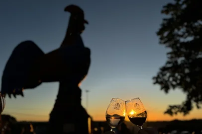 Foto: Andrelise Cavagnoli/Prefeitura de Flores da Cunha / Divulgação Com 30 vinícolas, gastronomia e música, Flores da Cunha celebra o 2º Festival Melhores Vinhos Evento ocorrerá nos dias 15 e 16 de novembro, no Parque da Vindima Eloy Kunz, com entrada gratuita e estacionamento gratuitos<!-- NICAID(16157154) -->