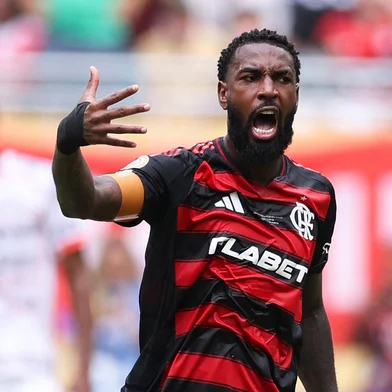 MIAMI GARDENS, FLORIDA - JUNE 29: Gerson #8 of CR Flamengo celebrates scoring his team's first goal during the FIFA Club World Cup 2025 round of 16 match between CR Flamengo and FC Bayern München at Hard Rock Stadium on June 29, 2025 in Miami Gardens, Florida.   Megan Briggs/Getty Images/AFP (Photo by Megan Briggs / GETTY IMAGES NORTH AMERICA / Getty Images via AFP)<!-- NICAID(16070955) -->