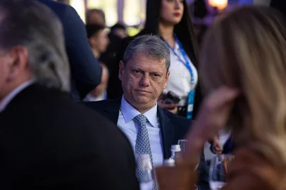 VINICIUS NUNES / AGÊNCIA F8/ESTADÃO CONTEÚDO 3º Seminário Brasil Hoje, organizado pelo Grupo Esfera, em SPSP - SEMINÁRIO/BRASIL HOJE/SP/TARCÍSIO/NUNES - POLÍTICA - O governador de São Paulo, Tarcísio de Freitas (Republicanos), participa da abertura do 3º Seminário Brasil Hoje, organizado pelo Grupo Esfera, que reúne ministros de Estado, governadores, congressistas e líderes partidários e do setor privado no Palácio Tangará, na cidade de São Paulo (SP), nesta segunda-feira, 25 de agosto de 2025. Durante o evento, serão debatidos os desafios e as oportunidades para o país na conjuntura econômica atual, o cenário eleitoral, a regulamentação das redes sociais e o papel das agências reguladoras, entre outros temas. 25/08/2025 - Foto: VINICIUS NUNES/AGÊNCIA F8/ESTADÃO CONTEÚDOEditoria: POLÍTICALocal: SÃO PAULOIndexador: VINICIUS NUNESFonte: Agencia F8Fotógrafo: AGÊNCIA F8<!-- NICAID(16116445) -->