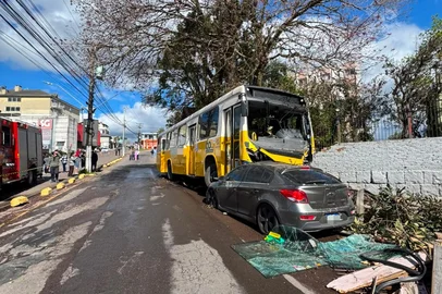 Ônibus atinge casa, dois carros e deixa quatro pessoas com ferimentos leves, em Bento Gonçalves. Acidente foi registrado na Rua Guilherme Fasolo<!-- NICAID(16360477) -->