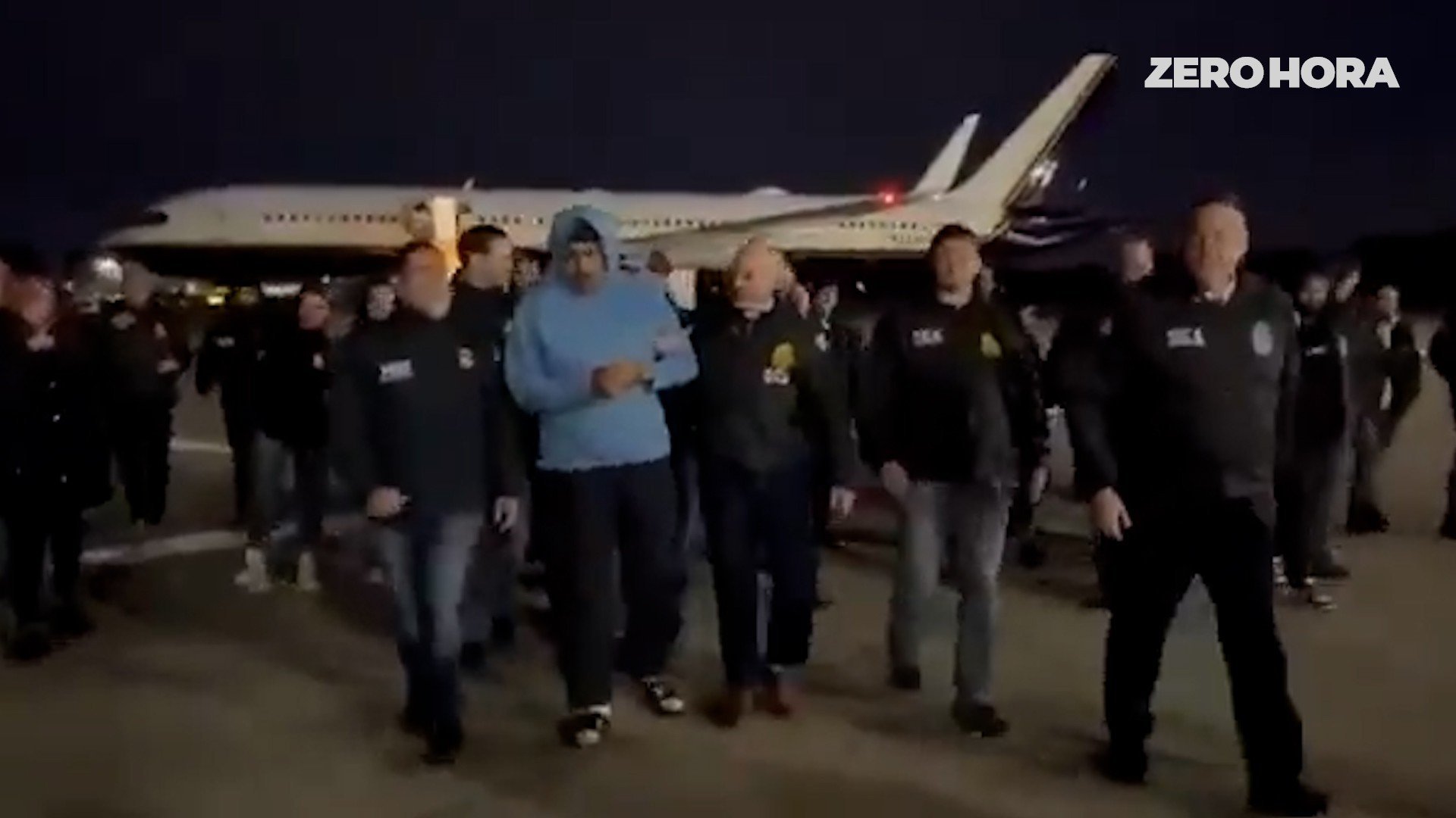 Novo v&iacute;deo mostra Maduro algemado caminhando em pista de aeroporto na chegada a Nova York; veja