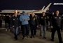 Novo vídeo mostra Maduro algemado caminhando em pista de aeroporto na chegada a Nova York; veja