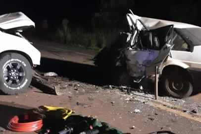Homem morre em colisão frontal entre carro e caminhonete na BR-392, em Roque Gonzales<!-- NICAID(16287245) -->