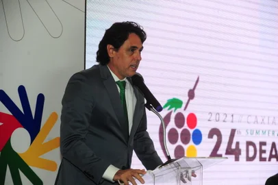 CAXIAS DO SUL, RS, BRASIL, 17/11/2021. Surdolimpíadas 2022 em Caxias do Sul. Cerimônia de apresentação das medalhas da competição com a presença de Richard Ewald, da vice-prefefita e presidente de honra do Comitê organizador da Surdolimpíadas, e do secretário Estadual do Esporte e Lazer, Danrlei de Deus. (Porthus Junior/Agência RBS)<!-- NICAID(14943350) -->