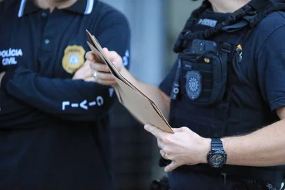 Ronaldo Bernardi / Agencia RBS CANOAS, RS, BRASIL, 12-11-2025: Policiais civis cumprem 34 ordens de prisão preventiva. Suspeitos respondem por tráfico de drogas e também por tentativas de homicídio contra outras autoridades. A ofensiva desta quarta-feira, conduzida pela delegada Ana Flávia Leite, do Denarc, mira no tráfico de drogas, embora vários dos alvos sejam suspeitos de envolvimento no assassinato do prefeito. As ordens judiciais foram cumpridas por 185 policiais civis, nos municípios de Frederico Westphalen, Palmeira das Missões, Lajeado do Bugre, Rosário do Sul, Canoas, Charqueadas e Porto Alegre, sobretudo em áreas rurais. Foto: Ronaldo Bernardi/Agência RBS<!-- NICAID(16165606) -->