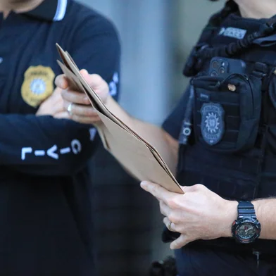 CANOAS, RS, BRASIL, 12-11-2025: Policiais civis cumprem 34 ordens de prisão preventiva. Suspeitos respondem por tráfico de drogas e também por tentativas de homicídio contra outras autoridades. A ofensiva desta quarta-feira, conduzida pela delegada Ana Flávia Leite, do Denarc, mira no tráfico de drogas, embora vários dos alvos sejam suspeitos de envolvimento no assassinato do prefeito. As ordens judiciais foram cumpridas por 185 policiais civis, nos municípios de Frederico Westphalen, Palmeira das Missões, Lajeado do Bugre, Rosário do Sul, Canoas, Charqueadas e Porto Alegre, sobretudo em áreas rurais.  Foto: Ronaldo Bernardi/Agência RBS<!-- NICAID(16165606) -->