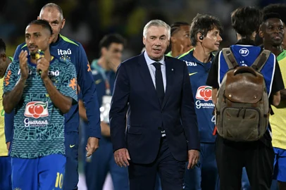 Mauro PIMENTEL / AFP Brazil's Italian head coach Carlo Ancelotti walks next to his players as they acknowledge fans at the end of the 2026 FIFA World Cup South American qualifiers football match between Brazil and Chile, at the Maracana stadium in Rio de Janeiro, Brazil on September 4, 2025. (Photo by Mauro PIMENTEL / AFP)Editoria: SPOLocal: Rio de JaneiroIndexador: MAURO PIMENTELSecao: soccerFonte: AFPFotógrafo: STF<!-- NICAID(16117604) -->