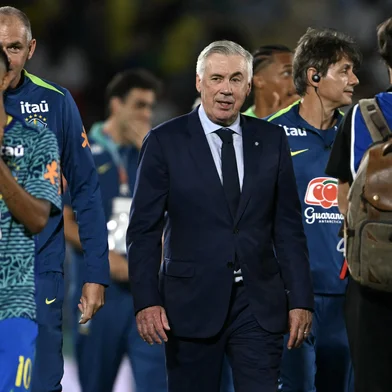 Brazil's Italian head coach Carlo Ancelotti walks next to his players as they acknowledge fans at the end of the 2026 FIFA World Cup South American qualifiers football match between Brazil and Chile, at the Maracana stadium in Rio de Janeiro, Brazil on September 4, 2025. (Photo by Mauro PIMENTEL / AFP)Editoria: SPOLocal: Rio de JaneiroIndexador: MAURO PIMENTELSecao: soccerFonte: AFPFotógrafo: STF<!-- NICAID(16117604) -->