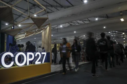 Participants walk inside the Sharm el-Sheikh International Convention Centre during the COP27 climate conference, in Egypt's Red Sea resort city of the same name, on November 9, 2022. (Photo by Mohammed ABED / AFP)<!-- NICAID(15260149) -->