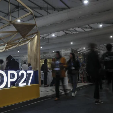 Participants walk inside the Sharm el-Sheikh International Convention Centre during the COP27 climate conference, in Egypt's Red Sea resort city of the same name, on November 9, 2022. (Photo by Mohammed ABED / AFP)<!-- NICAID(15260149) -->