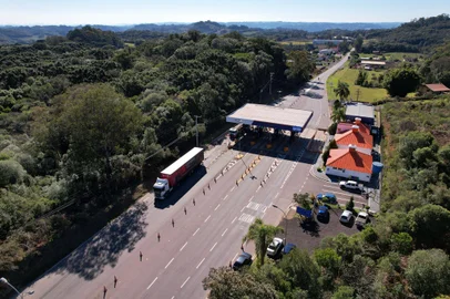 FLORES DA CUNHA, RS, BRASIL, 16/08/2023. Seis meses depois, rodovias da Serra precisam apresentar melhorias, conforme contrato firmado entre Estado e o Caminhos da Serra Gaúcha (CSG). Na região, a empresa administra RS-122, RS-446, trecho da BR-470 e RS-453. Na foto, RS 122, trecho do km 100, na praça de pedágio da Caminhos da Serra Gaúcha (CSG). Vistas aéreas. (Porthus Junior/Agência RBS)<!-- NICAID(15512468) -->