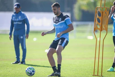 RS - FUTEBOL/ TREINO GREMIO 2023 - ESPORTES - Jogadores do Gremio realizam treino técnico durante a manha desta terça-feira, no CT Luiz Carvalho, na preparação para a partida válida pelo Campeonato Brasileiro 2023. FOTO: LUCAS UEBEL/GREMIO FBPANa foto: Bruno Uvini<!-- NICAID(15435921) -->