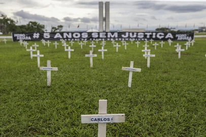 BrasÃ­lia (DF), 25/01/2024 - Cruzes sÃ£o colocadas em frente ao Congresso Nacional para lembrar as vÃ­timas do rompimento da barragem da Vale em Brumadinho.  Foto: Marcelo Camargo/AgÃªncia Brasil<!-- NICAID(15659842) -->