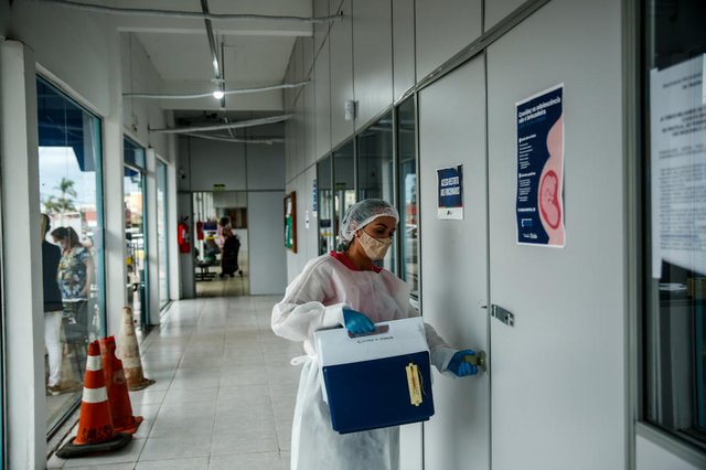 ESTEIO, RS, BRASIL - 26/03/2021Esteio lidera testagem para covid-19 na Região Metropolitana. Na foto, enfermeira faz o teste PCR-RT em paciente com swab nasal<!-- NICAID(14744088) -->