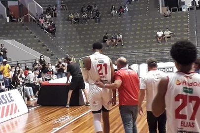 O pivô Wesley Sena (21) deixou a quadra com o braço quebrado no confronto diante do Franca, no Ginásio do Sesi.<!-- NICAID(15007080) -->