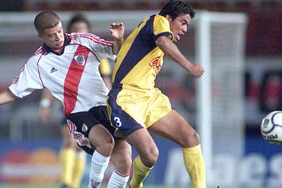 Copa Libertadores da América 2002 - Lance da partida entre River Plate x América do México - Destaque para o jogador D'alessandro(e) do river.#PÁGINA:42FUT-LIBERTADORES-RIVER-AMERICA MEXICOPavel Pardo of the team America kicks the ball with Andres Dalessandro (L) of River Plate behind, 28 February 2002 in Buenos Aires, during the Copa Libertadores de America tournament.  America won 1-0.Pavel Pardo del America pelea la pelota con Andres Dalessandro (I) de River Plate, el 28 de febrero de 2002 en Buenos Aires, en encuentro por la Copa Libertadores de America. America de Mexico vence a River 1-0 terminado el primer tiempo.       AFP PHOTO/Fabian GREDILLAS#PÁGINA:42 Fonte: AFP Fotógrafo: FABIAN GREDILLAS<!-- NICAID(847774) -->