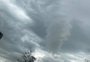 Foto de nuvem funil chama a atenção no céu de Passo Fundo