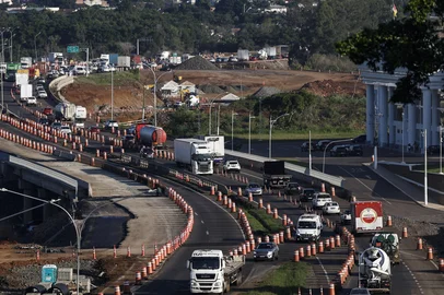 LAJEADO, RS, BRASIL - 2025.04.10 - Um dos problemas mais graves para a infraestrutura da regiao do Vale do Taquari, e o gargalo criado para a producao na BR 386. Com obras apos a enchente, o transito fica carregado no local, o que acrescenta muitas horas e custos ao transporte de mercadorias. (Foto: Andre Avila/ Agencia)Indexador: Andre Avila<!-- NICAID(16014935) -->