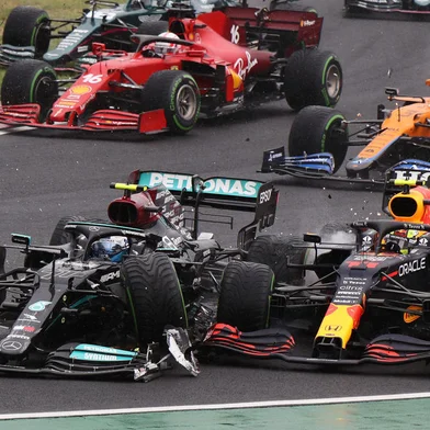 Mercedes' Finnish driver Valtteri Bottas collides with Red Bull's Mexican driver Sergio Perez during the Formula One Hungarian Grand Prix at the Hungaroring race track in Mogyorod near Budapest on August 1, 2021. (Photo by Peter Kohalmi / POOL / AFP)Editoria: SPOLocal: MogyorodIndexador: PETER KOHALMISecao: motor racingFonte: POOLFotógrafo: STR<!-- NICAID(14850716) -->