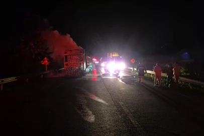 MAQUINÉ, RS, BRASIL - 24/04/2025 - Caminhão pega fogo e causa bloqueio na BR-101, em Maquiné<!-- NICAID(16024957) -->