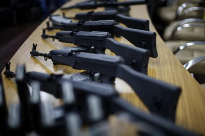 PORTO ALEGRE, RS, Brasil: Polícia Civil exibe 14 fuzis apreendidos de facção em Porto Alegre. Fotos: Duda Fortes / Agencia RBS<!-- NICAID(15855968) -->