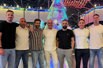 A foto foi originalmente publicada no story de Vitor Severino, auxiliar de Luis Castro. Na imagem, aparecem ainda Nuno Baptista (analista), Pedro Mané (analista), Betinho (preparador físico), Nuno Cerdeira (preparador físico) e Daniel Correia (preparador de goleiros). Todos devem compor a comissão do treinador no Grêmio. <!-- NICAID(16185080) -->