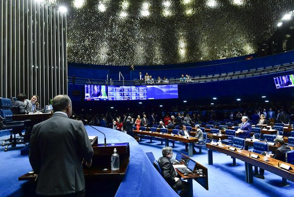 Plenário do Senado Federal durante sessão deliberativa ordinária.Na ordem do dia, o PL 4.173/2023 que muda Imposto de Renda sobre fundos de investimentos e sobre a renda obtida no exterior por meio de offshores. Também está na pauta projeto que regulamenta as apostas esportivas de quota fixa, as chamadas bets.À tribuna, em discurso, senador Rogerio Marinho (PL-RN).Mesa:senador Magno Malta (PL-ES);presidente em exercício do Senado Federal, senador Veneziano Vital do Rêgo (MDB-PB);secretário-geral da Mesa do Senado Federal, Gustavo A. Sabóia Vieira.Foto: Waldemir Barreto/Agência Senado<!-- NICAID(15612199) -->