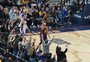 Stephen Curry quebra marca histórica de cestas de três pontos e Warriors atropelam Kings na NBA