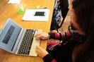 CAXIAS DO SUL, RS, BRASIL, 05/10/2021. Prefeitura de Caxias pretende adquirir notebooks com sistema do Google para disponibilizar aos estudantes e professores. Equipamento é o mesmo utilizado pelos professores da rede estadual, que receberam o aparelho no ano passado. Na foto, professora utilizando o notebook no Instituto Estadual de Educação Cristóvão de Mendoza. (Porthus Junior/Agência RBS)<!-- NICAID(14907172) -->