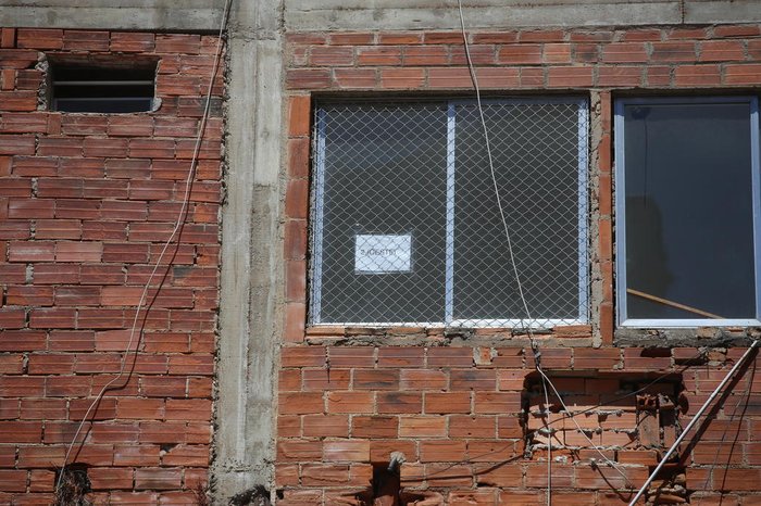Janelas dos primeiros andares foram lacradas para evitar invasões