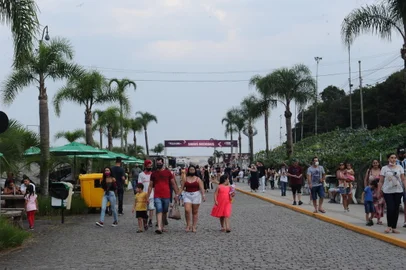 CAXIAS DO SUL, RS, BRASIL (20/02/2021)Movimento na tarde de domingo nos Pavilhões da festa da Uva. (Antonio Valiente/Agência RBS)<!-- NICAID(15022022) -->