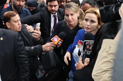 LECO VIANA / THENEWS2/ESTADÃO CONTEÚDO Influenciadora Deolane Bezerra é presa em operação que apura ligação com o PCCSP - PCC/OPERAÇÃO/DEOLANE/PRISÃO - GERAL - A influenciadora e advogada Deolane Bezerra chega ao DHPP (Departamento Estadual de Homicídios e de Proteção à Pessoa), na região central de São Paulo, nesta quinta-feira, 21 de maio de 2026. A operação do Ministério Público (MP) e da Polícia Civil de São Paulo prendeu Deolane Bezerra sob suspeita de ligações com o Primeiro Comando da Capital (PCC). O Ministério Público suspeita que a influenciadora tinha ligação com um esquema de lavagem de dinheiro estruturado por meio de uma transportadora de valores do interior de São Paulo controlado pela facção. 21/05/2026 - Foto: LECO VIANA/THENEWS2/ESTADÃO CONTEÚDOEditoria: GERALLocal: SÃO PAULOIndexador: LECO VIANAFonte: Thenews2Fotógrafo: THENEWS2<!-- NICAID(16290031) -->