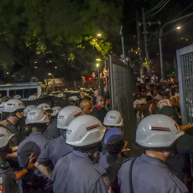 Festa da torcida do São Paulo tem confusão e bombas do lado de fora do MorumbiSP - COPA DO BRASIL/SÃO PAULO/TUMULTO  - ESPORTES - Tumulto entre torcedores e integrantes da Polícia Militar após a partida do São     Paulo contra o Flamengo, realizada no Estádio do Morumbi, na zona sul de São     Paulo, neste domingo, 24 de setembro de 2023. A PM entrou com a Tropa de Choque     para afastar o público, com bombas de efeito moral no portão principal, localizado     na praça Roberto Gomes Pedrosa. O São Paulo empatou com o Flamengo em 1 a 1 neste     domingo, no Morumbi, e conquistou a Copa do Brasil.     24/09/2023 - Foto: WESLEY SANTOS/ESTADÃO CONTEÚDOEditoria: ESPORTESLocal: SÃO PAULOIndexador: WESLEY SANTOSFotógrafo: ESTADÃO CONTEÚDO<!-- NICAID(15550435) -->