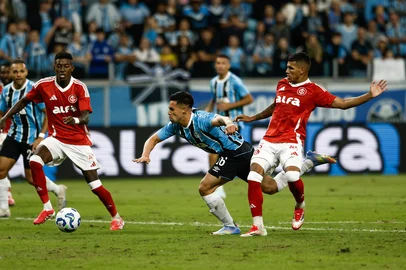 PORTO ALEGRE, RS, BRASIL - 19/04/2025 - Gre-Nal 447: Grêmio e Inter se encontram em campo, novamente, pela Série A do Campeonato Brasileiro. FOTO: RENAN MATTOS / AGÊNCIA RBSIndexador: Andre Avila<!-- NICAID(16020500) -->