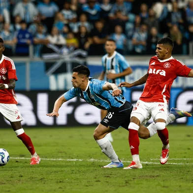 PORTO ALEGRE, RS, BRASIL - 19/04/2025 - Gre-Nal 447: Grêmio e Inter se encontram em campo, novamente, pela Série A do Campeonato Brasileiro. FOTO: RENAN MATTOS / AGÊNCIA RBSIndexador: Andre Avila<!-- NICAID(16020500) -->