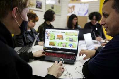 NOVA SANTA RITA, RS, BRASIL, 06-07-2022: Aula do projeto Maker Game, na Escola Estadual Santa Rita, em Nova Santa Rita. Os estudantes, coordenados pelo professor de Matemática Wagner Camargo (D), são dividos conforme as aptidões em roteiristas, designers e programadores, e desenvolvem games. O projeto ocorre desde 2018 no contraturno escolar. (Foto: Mateus Bruxel / Agência RBS)Indexador: Mateus Bruxel<!-- NICAID(15141587) -->