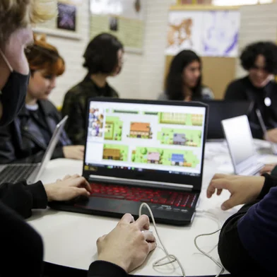 NOVA SANTA RITA, RS, BRASIL, 06-07-2022: Aula do projeto Maker Game, na Escola Estadual Santa Rita, em Nova Santa Rita. Os estudantes, coordenados pelo professor de Matemática Wagner Camargo (D), são dividos conforme as aptidões em roteiristas, designers e programadores, e desenvolvem games. O projeto ocorre desde 2018 no contraturno escolar. (Foto: Mateus Bruxel / Agência RBS)Indexador: Mateus Bruxel<!-- NICAID(15141587) -->