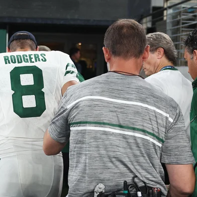 Buffalo Bills v New York JetsEAST RUTHERFORD, NEW JERSEY - SEPTEMBER 11: Quarterback Aaron Rodgers #8 of the New York Jets is helped off the field after an injury during the first quarter of the NFL game against the Buffalo Bills at MetLife Stadium on September 11, 2023 in East Rutherford, New Jersey.   Elsa/Getty Images/AFP (Photo by ELSA / GETTY IMAGES NORTH AMERICA / Getty Images via AFP)Editoria: SPOLocal: East RutherfordIndexador: ELSASecao: American footballFonte: GETTY IMAGES NORTH AMERICAFotógrafo: CONTRIBUTOR<!-- NICAID(15537979) -->