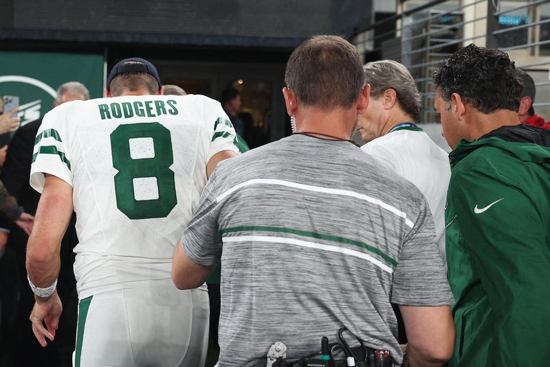 Buffalo Bills v New York JetsEAST RUTHERFORD, NEW JERSEY - SEPTEMBER 11: Quarterback Aaron Rodgers #8 of the New York Jets is helped off the field after an injury during the first quarter of the NFL game against the Buffalo Bills at MetLife Stadium on September 11, 2023 in East Rutherford, New Jersey.   Elsa/Getty Images/AFP (Photo by ELSA / GETTY IMAGES NORTH AMERICA / Getty Images via AFP)Editoria: SPOLocal: East RutherfordIndexador: ELSASecao: American footballFonte: GETTY IMAGES NORTH AMERICAFotógrafo: CONTRIBUTOR<!-- NICAID(15537979) -->