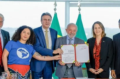 O presidente Luiz Inácio Lula da Silva e o ministro da Educação, Camilo Santana, assinaram nesta segunda-feira (19) o decreto que regulamenta a Nova Política de Educação a Distância (EaD). A medida tem como objetivo assegurar maior qualidade na oferta de cursos a distância, considerada pelo governo uma ferramenta estratégica para ampliar o acesso ao ensino superior no Brasil.O decreto estabelece novos parâmetros para cursos presenciais, semipresenciais e a distância, e define quais modalidades são mais adequadas para diferentes áreas do conhecimento. Uma das principais mudanças é a criação do modelo semipresencial, que combina atividades presenciais obrigatórias, como estágios e práticas laboratoriais, com aulas síncronas mediadas e atividades a distância.<!-- NICAID(16040765) -->