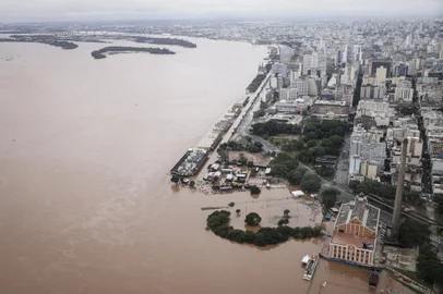 Porto Alegre, RS, Brasil, 03-05-2024: Usina do Gasometro e cais. Imagem aerea da regiao de Porto Alegre alagada devido ao aumento do nivel do Guaiba. Foto: Mateus Bruxel / Agencia RBSIndexador: Mateus Bruxel<!-- NICAID(15753610) -->