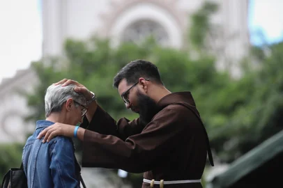 CAXIAS DO SUL, RS, BRASIL, 11/12/2024. Bênção dos Capuchinhos, tradicional ação dos freis que ocorre nesta quarta (11), na Praça Dante Alighieri. (Bruno Todeschini/Agência RBS)Indexador: Bruno Todeschini<!-- NICAID(15933639) -->