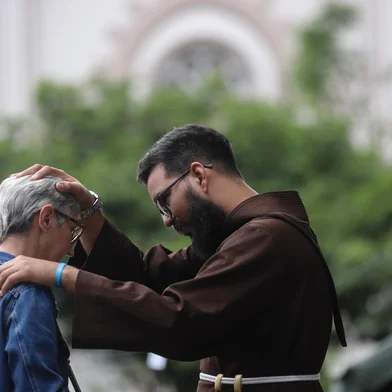 CAXIAS DO SUL, RS, BRASIL, 11/12/2024. Bênção dos Capuchinhos, tradicional ação dos freis que ocorre nesta quarta (11), na Praça Dante Alighieri. (Bruno Todeschini/Agência RBS)Indexador: Bruno Todeschini<!-- NICAID(15933639) -->
