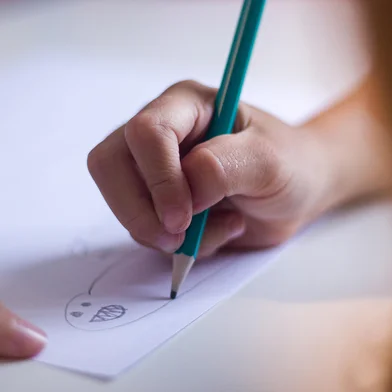 Porto Alegre, RS, Brasil, 16/01/2024 - Como lidar com a transição da educação infantil para o ensino fundamental. Como os pais e as escolas podem ajudar neste processo para as crianças (que terão cinco ou seis anos) - geralmente, envolve mudança de instituição de ensino. Sabrina e Roberto passam por esse momento com sua filha, Amanda, no Colégio La Salle Santo Antônio. - Foto: Matheus Pé/Especial<!-- NICAID(15653029) -->
